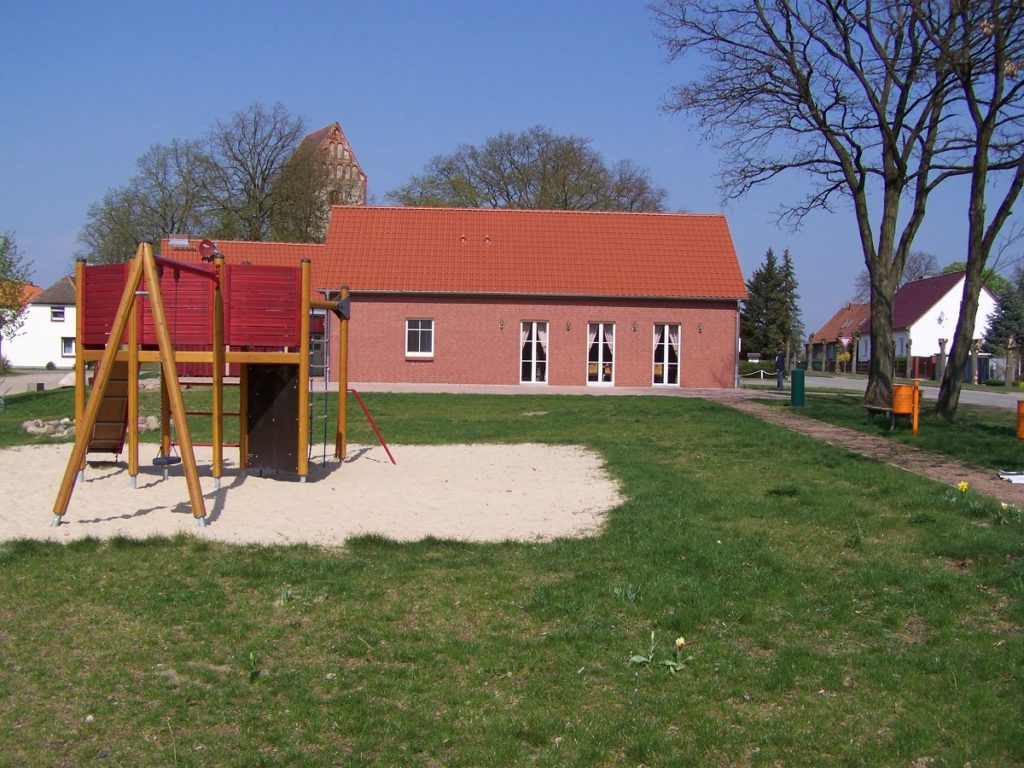 Dorfgemeinschaftshaus und Spielplatz in Königsberg