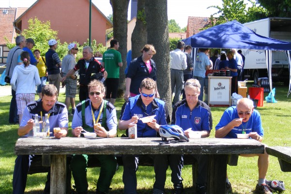 Tour-Polizei stärkt sich mit einer Mahlzeit im Pausenort Blesendorf