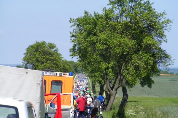 Das Fahrerfeld unterwegs auf der 5. Etappe der Tour-de-Prignitz im Jahr 2010