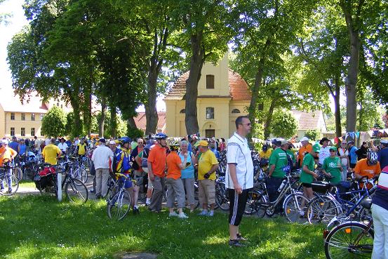 Fahrerfeld beim Kulturstopp in Jabel, im Vordergrund Bürgermeister Jens Wittmann aus der Heiligengraber Partnergemeinde  Fahrenbach