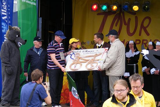 Gastgeschenk Bürgermeister -Tourlogo Bockwurst Fleischerei Ribbe - Etappe 3 der Tour-de-Prignitz 2010 von Pritzwalk nach Wusterhausen