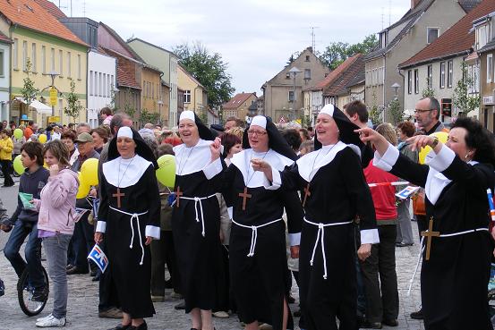 Nonnen am Empfangsspalier von Etappe 3 der Tour-de-Prignitz 2010 Pritzwalk - Wusterhausen