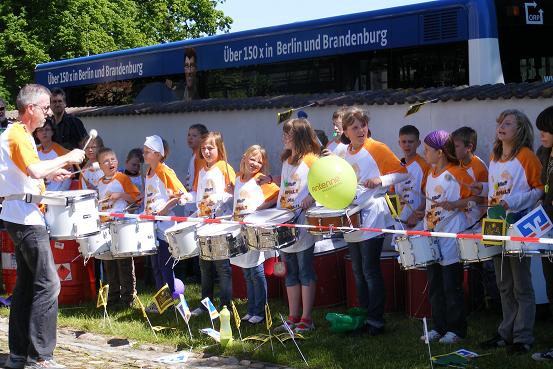 Trommler im Empfangsspalier der Tour-de-Prignitz 2010 in Heiligengrabe