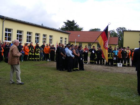 Heiligengrabe - Dorffest und 100 Jahre Feuerwehr Blumenthal - wehren bei der Siegerehrung auf dem Schulplatz