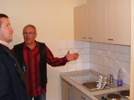 Wolfgang Gesche und Bürgermeister Holger Kippenhahn im neuen Küchenbereich der Feuerwehr Blandikow