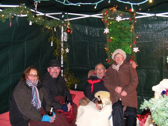 Aufwärmen-nach-der-Tombola-Verlosung-beim-Fahrenbacher-weihnachtsmarkt-2010