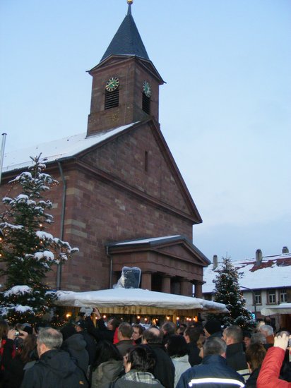 Blick-auf-evangelische-Kirche-undWeihnachtsmarkt-Fahrenbach-Partnergemeinde-Heiligengrabe