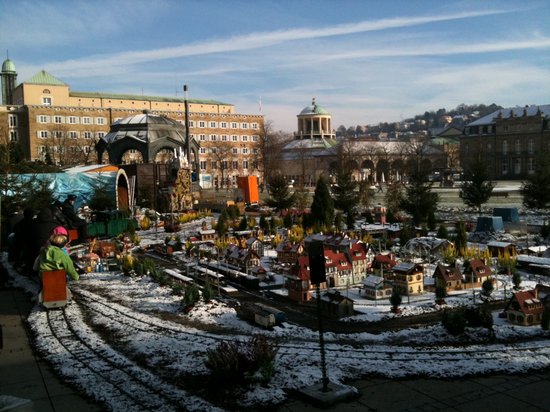 Blick- vom- Weihnachtsmarkt- in- Stuttgart- 2010- auf- den- Stuttgarter- Schlossplatz