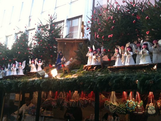 Festlich- geschmückte- Budendächer- auf- dem- Stuttgarter- Weihnachtsmarkt- 2010 - Maria- Christus-Kind- und- Engel-Schar