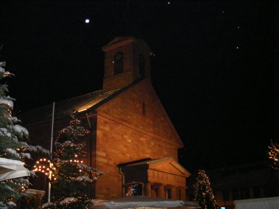 Weihnachtszauber-Fahrenbacher-Weihnachtsmarkt-mit-Kirche-im-Lichterschein