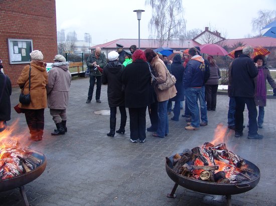 2. - Neujahrstreff - des - Bürgermeisters- Feuerschalen - und - Besucher - 14-01-2011