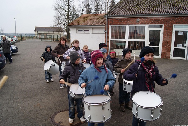 Trommelgruppe der Ganztagsschule Heiligengrabe vor der Gemeindeverwaltung Heiligengrabe