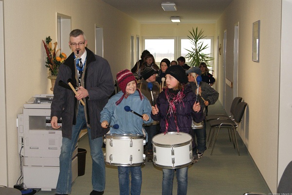 Trommler der Grundschule mit Leiter Jost Korf im Flur der Gemeindeverwaltung Heiligengrabe