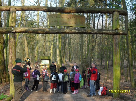 Pflanzaktion-Elsbeere-Baum-des-Jahres-2011-Naturlernpfad-Rote-Bruecke-Heiligengrabe