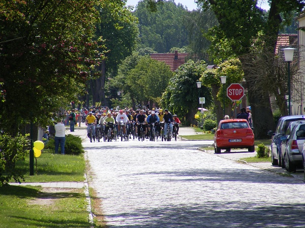Tourradler-fahren-in-Blumenthal-zur-Mittagspause-ein-Tour-de-Prignitz-2011