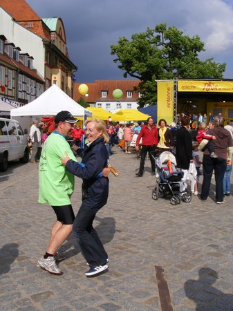 Buergermeister-Holger-Kippenhahn-Heiligengrabe-wagt-ein-Taenzchen-auf-dem-Marktplatz-Kyritz-bei-5-Etappenparty-Tour-de-Prignitz-2011