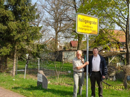 Bürgermeister Holger Kippenhahn mit Gustav Adolf Täve Schur am Ortseingangsschild Heiligengrabe beim Pilgern auf dem annenpfad - Gründonnerstag 2011