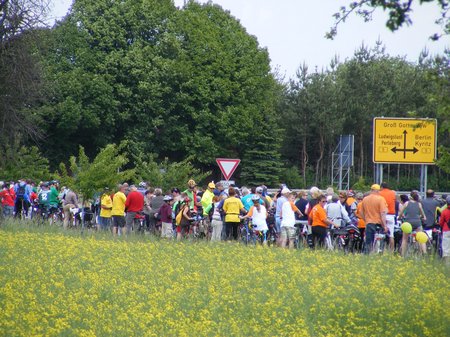 Fahrerfeld-der-Tour-Etappe-von-Heiligengrabe-sammelt-sich-zur-geschlossenen-Einfahrt-in-den-Zielort-Perleberg-TDP-2011