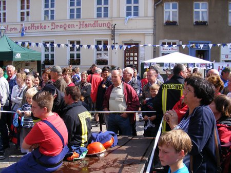 Feuerwehrspiel-Tour-de-Prignitz-2011-Marktplatz-Kyritz-warten-auf-das-Endergebnis