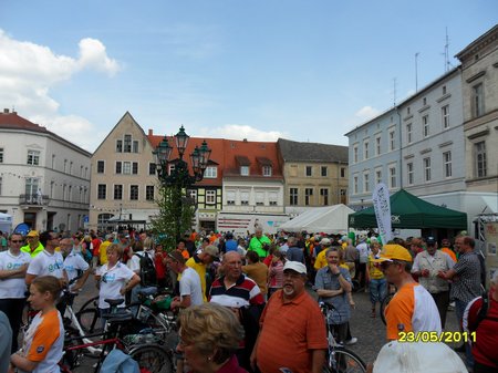 Marktplatz-Rolandstadt-Perleberg-beim-Empfang-der-Tourradler-aus-Heiligengrabe-am-23-Mai-2011-TDP
