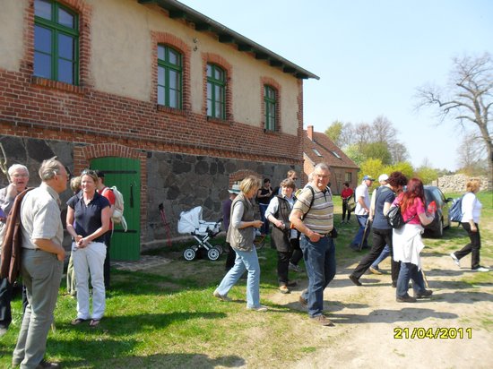Pilgern Annepfad am Gründonnertag 2011 - Aufbruch nach Mittagsrast am Kloster Stift Heiligengrabe
