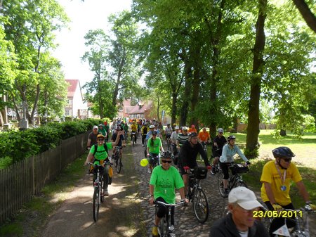 Starterfeld-nach-Tourstart-2011-in-Heiligengrabe-Etappe-1-Tour-de-Prignitz-2011