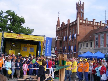 Tour-de-Prignitz-Marktplatz-Kyritz-Riesemikado-Staedtespiel-gegen-Wittenberge