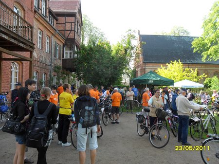 Tour-Radler-vor-der-1-Etappe-am-Klosterstift-Heiligengrabe-23052011-Tour-de-Prignitz-2011