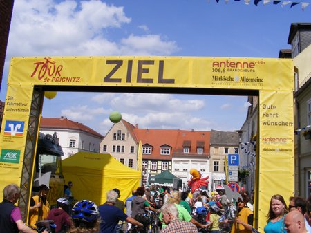 Ziel-der-1-Etappe-Heiligengrabe-Perleberg-bei-Tour-de-Prignitz-2011