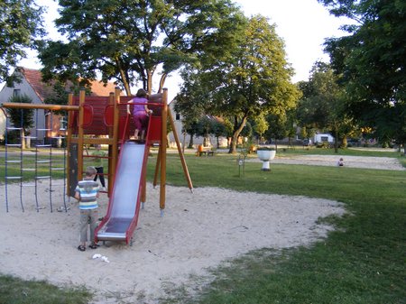 Strassenfest-Koenigsberg-August-2011-Kinder-spielen-auf-dem-Dorfspielplatz