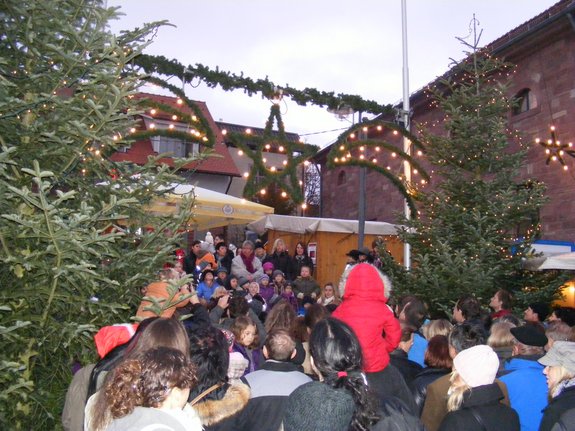 Impressionen-Fotos-Bilder-vom-18-Fahrenbacher-Weihnachtsmarkt-2011-Kindergarten-singt