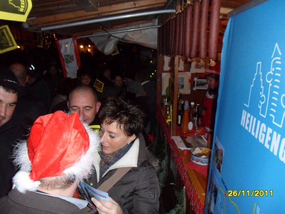 Impressionen-Fotos-Bilder-vom-18-Fahrenbacher-Weihnachtsmarkt-2011-lustige-Truppe-am-Stand