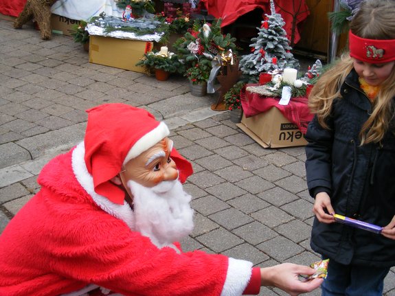 Impressionen-Fotos-Bilder-vom-18-Fahrenbacher-Weihnachtsmarkt-2011-Nikolaus-weihnachtsmann-mit-kleinen-Geschenken