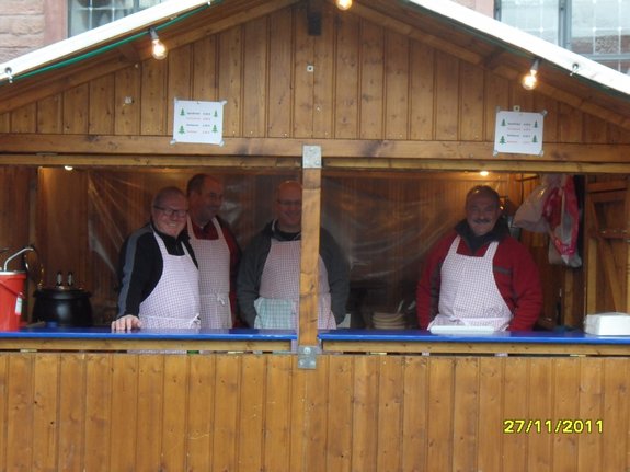 Impressionen-Fotos-Bilder-vom-18-Fahrenbacher-Weihnachtsmarkt-2011-Verpflegungsstand-Essen