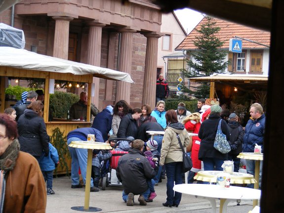 Impressionen-Fotos-Bilder-vom-18-Fahrenbacher-Weihnachtsmarkt-2011-Weihnachtsmann-kommt