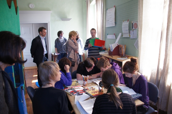 Gruppenarbeit-Lernen-in-evangelischer-Gemeinschaftsschule-Heiligengrabe-Erklaerungen-fuer-Bildungsministerin-land-Brandenburg