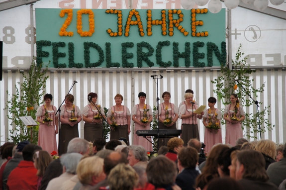 20-jahre-Blandikower-Feldlerchen-Buehne-Festzelt-mit-Blumen