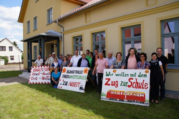 bahnprotest-der-Fahrenbacher-gegen--geplante-Kuerzungen-bei-Regionalbahnlinie-der-PEG