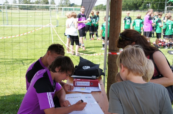 fleissige-Helfer-bei-der-Camp-Anmeldung-Fussballschule-Grabow-2012