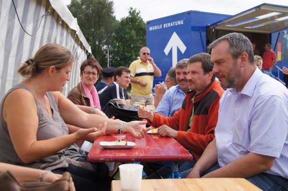 kaffepause-beim-Dorffest-Heiligengrabe-2012-vor-dem-Festzelt