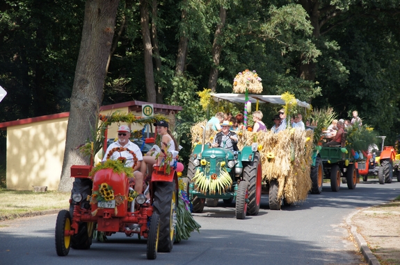30-Erntefest-Maulbeerwalde-Traktorenparade-durchs-Dorf