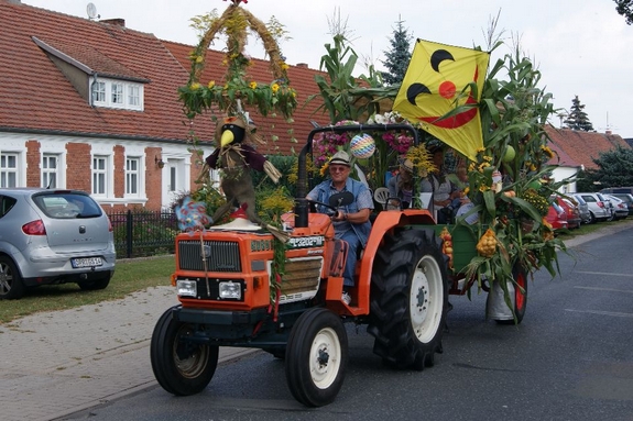 Bunt-geschmueckter-Traktor-mit-Haenger-beim-erntefest-Blandikow-2012-Drachen-und-Ernteschmuck
