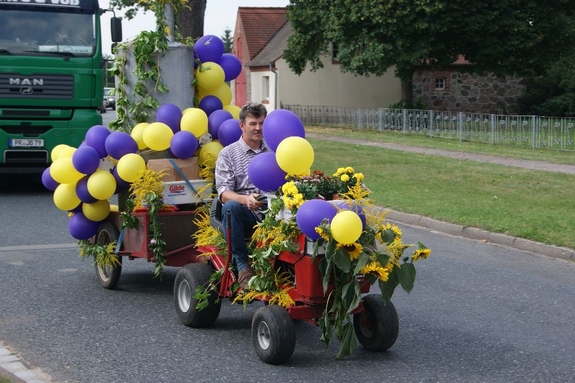 Erntefest-Balndikow-2012-Mini-Traktor-mit-Luftballons-und-Raeucherofen