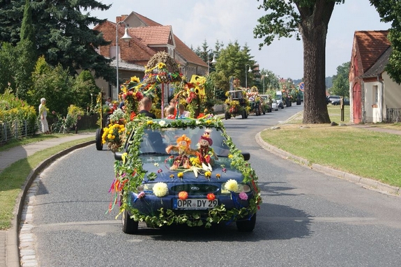 Erntefest-Blandikow-2012-Festumzug-durchs-Dorf-Fahrzeugparade