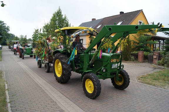 Traktorenparade-durch-neu-undAlt-Grabow-Erntefest-2012