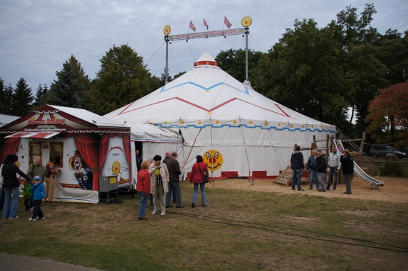 Zirkuszelt-auf-Schulhof-Heiligengrabe