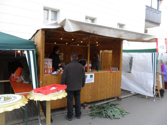 Heiligengraber-Weihnachtsmarktstand-Fahrenbach-2012-wird-vorbereite