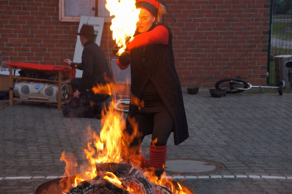 Feuershow-Tacki-und-Noisly-Neujahrsempfang-Heiligengrabe-2013