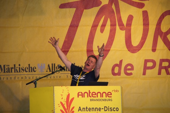 Antenne-DJ-in-Aktion-auf-der-Tourbuehne-2013